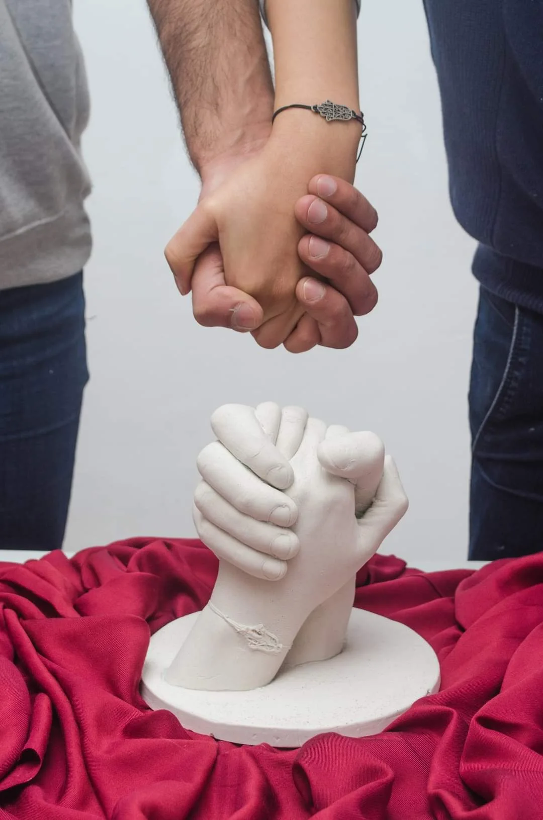 Moulage 3D des mains en plâtre – souvenir de couple
